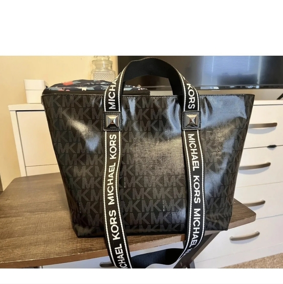 Michael Kors Handbags - Michael Kors Kallie Tote Large Logo Signature
